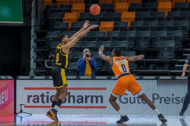 更是在拉近 更是在拉近